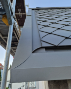 Mischung aus Stehfalztechnik und Metallscharen